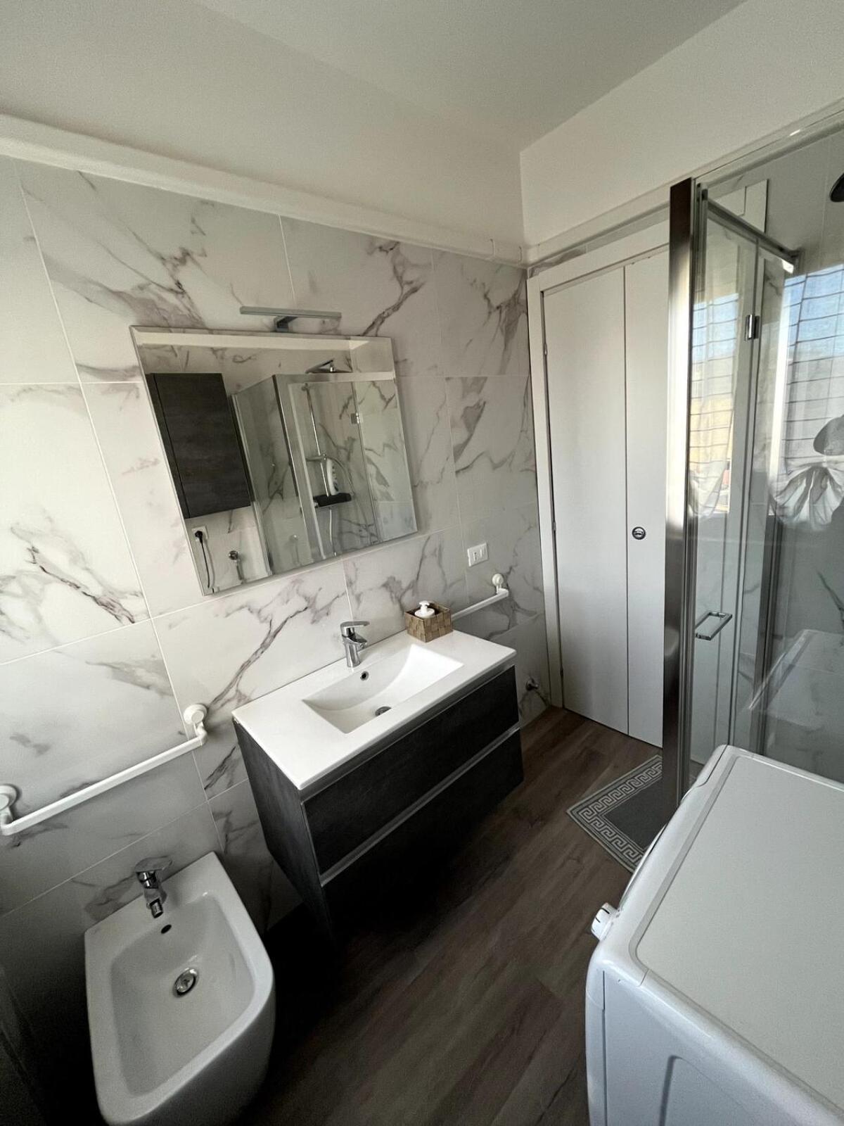 Bilocale Con Netflix Incluso Apartment โลดิ ภายนอก รูปภาพ